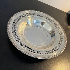 Vintage WM Rogers 835 Silverplate Shallow Serving Bowl with Pierced Lattice Edge
